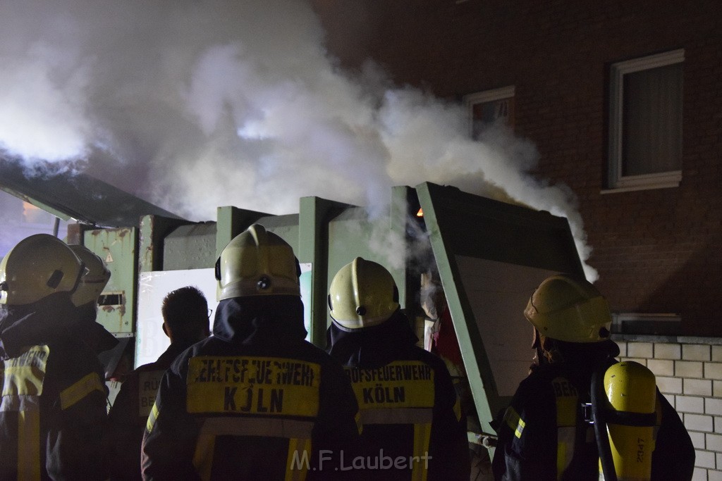 Feuer Papp Presscontainer Koeln Hoehenberg Bochumerstr P211.JPG - Miklos Laubert